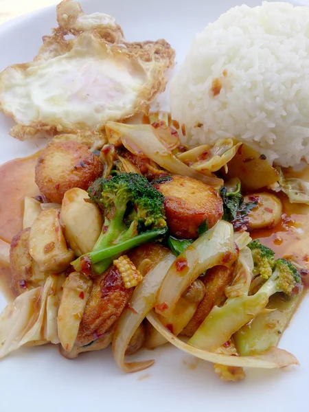 Kızarmış tofu beyaz tabak karışık sebze ile beyaz arka plan üzerinde izole et. Vejetaryen yiyecekler, sağlıklı gıda.