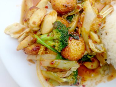 Kızarmış tofu beyaz tabak karışık sebze ile beyaz arka plan üzerinde izole et. Vejetaryen yiyecekler, sağlıklı gıda.