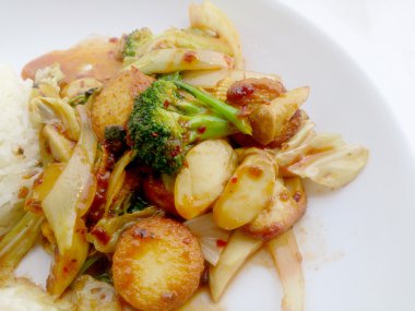 Kızarmış tofu beyaz tabak karışık sebze ile beyaz arka plan üzerinde izole et. Vejetaryen yiyecekler, sağlıklı gıda.