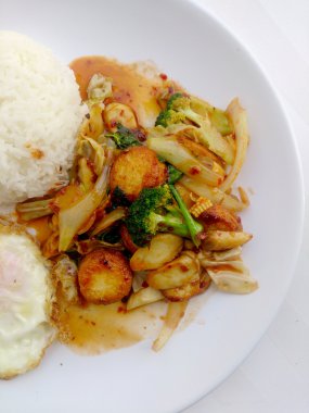 Kızarmış tofu beyaz tabak karışık sebze ile beyaz arka plan üzerinde izole et. Vejetaryen yiyecekler, sağlıklı gıda.