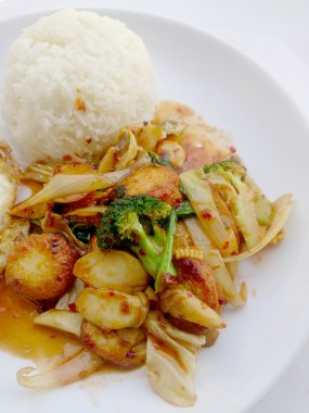 Kızarmış tofu beyaz tabak karışık sebze ile beyaz arka plan üzerinde izole et. Vejetaryen yiyecekler, sağlıklı gıda.