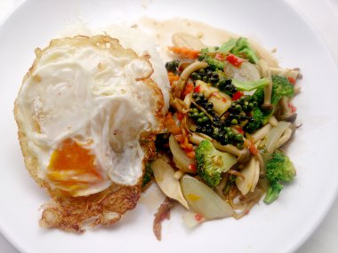 Kızarmış tofu beyaz tabak karışık sebze ile beyaz arka plan üzerinde izole et. Vejetaryen yiyecekler, sağlıklı gıda.