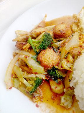 Kızarmış tofu beyaz tabak karışık sebze ile beyaz arka plan üzerinde izole et. Vejetaryen yiyecekler, sağlıklı gıda.