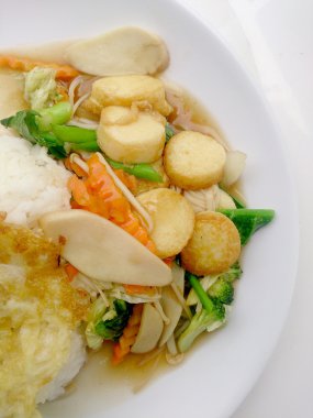 Karıştırın kızarmış Tofu Çin tarzı, derin kızarmış Tofu ile et suyu sosu, tofu beyaz arka plan üzerinde beyaz plaka karışık sebze ile karıştırın kızarmış. Vejetaryen yiyecekler, sağlıklı gıda.