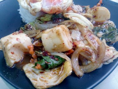 Kavrulmuş Chili Yapıştır, kızarmış yumurta ve siyah çanak üzerinde Tayland Yasemin pirinç ile karışık sebze Fried karıştırın. Vejetaryen yiyecekler, sağlıklı gıda.
