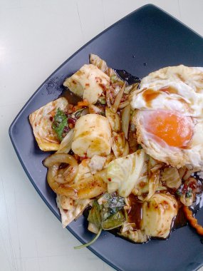 Kavrulmuş Chili Yapıştır, kızarmış yumurta ve siyah çanak üzerinde Tayland Yasemin pirinç ile karışık sebze Fried karıştırın. Vejetaryen yiyecekler, sağlıklı gıda.
