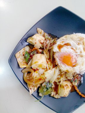 Kavrulmuş Chili Yapıştır, kızarmış yumurta ve siyah çanak üzerinde Tayland Yasemin pirinç ile karışık sebze Fried karıştırın. Vejetaryen yiyecekler, sağlıklı gıda.