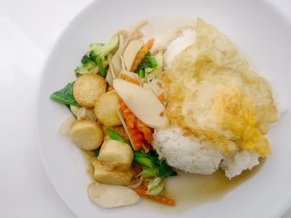 Stir Fried Tofu in Chinese Style, Deep Fried Tofu with Gravy Sauce, Stir goreng tahu dengan sayuran campuran di piring putih pada latar belakang putih. Makanan vegetarian, makanan sehat . — Stok Foto