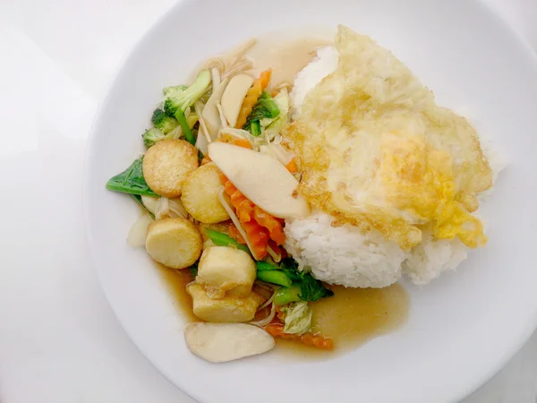Stir Fried Tofu in Chinese Style, Deep Fried Tofu with Gravy Sauce, Stir goreng tahu dengan sayuran campuran di piring putih pada latar belakang putih. Makanan vegetarian, makanan sehat . — Stok Foto