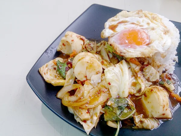 Stir Fried mixed vegetables with Roasted Chili Paste , fried egg & Thai jasmine rice on black dish. Vegetarian Food, healthy food. — Stock Photo, Image