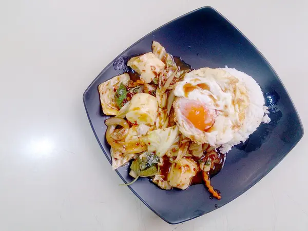 Рух смажені змішані овочі з смаженого пасти Чилі, смажені яйце & тайського рису жасмин на чорний блюдо. Вегетаріанське харчування, здорове харчування. — стокове фото