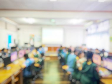 Eðitim konsepti, bilgisayar odasýnda bilgisayar kullanan öðrenci teknolojisinin ve atölyenin bulanýk görüntüsü, çalýþma üniversitesi, ağ iletimi, eðitim konsepti.
