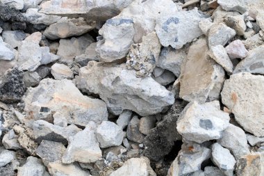 İnşaat alanında beton döşeme kırılmış. Çatlak beton doku arka planı. Çatlakları olan gri yüzey. Bir sürü parçalanmış alçı parçası. Ayrılma ve anlaşmazlık kavramı,