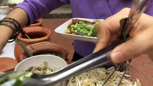 Ebédszünet Oktatás Emberek Tanuló Thai Hagyományos Ruha Sorban Várja Ételeket — Stock videók
