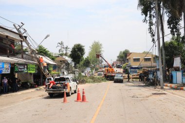 Lampang, Tayland, 21 Mayıs 2021: Çalışanlar caddeleri temizliyor. Anubanngao (Panunuyom) Okulunun önündeki Banmai Phahonyothin Banmai yolunda büyük bir ağaç devrildi.