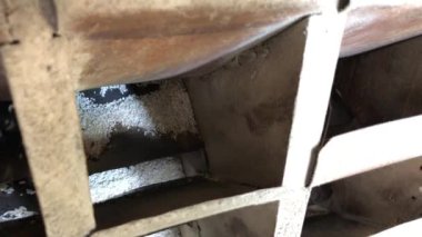 Tayland 'ın kuzeyindeki eski yerel ahşap pirinç değirmeni. Kırsalda çeltik tarlasından öğütülmüş pirince kadar çalışırken pirinç fabrikası. 4K video görüntüleri. 