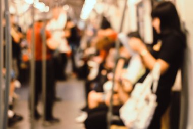 BTS (Bangkok Ulaşım Sistemi) kullanılarak sabah işe giden insanların Blur Image 'ı, Bangkok. Tayland Tayland ulaşım sistemi. Klasik ton rengi