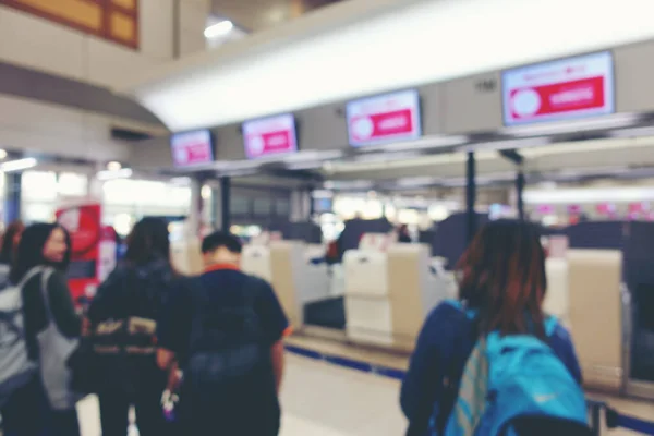 터미널에 들어가거나 승객들 탑승하고 체크인 카운터 Airport Check Counters Many — 스톡 사진