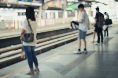 Sabah Bangkok 'taki gökyüzü tren istasyonunda BTS (Bangkok Ulaşım Sistemi) kullanılarak işe gitmek için bekleyenlerin Görüntü Bulanıklığı.