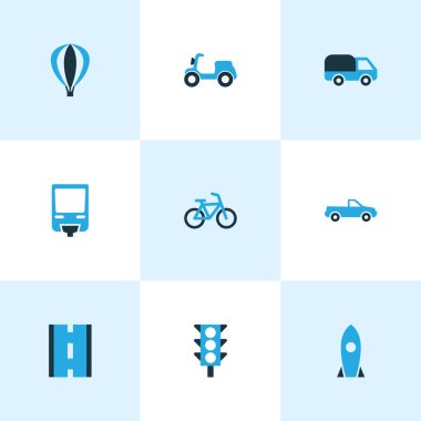 Sevkiyat simgeleri pikap, trafik ışığı, yol ve diğer scooter elementleriyle birlikte ayarlandı. İzole edilmiş illüstrasyon sevkiyat simgeleri.