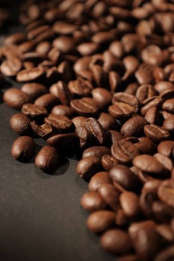 Kahve çekirdekleri, yakın plan kahverengi kahve çekirdekleri. 