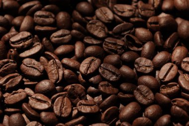 Kahve çekirdekleri, yakın plan kahverengi kahve çekirdekleri. 