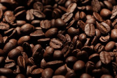 Kahve çekirdekleri, yakın plan kahverengi kahve çekirdekleri. 