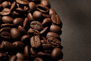 Kahve çekirdekleri, yakın plan kahverengi kahve çekirdekleri. 