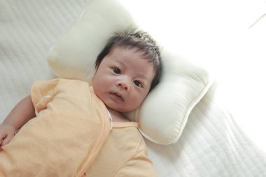 Yeni doğmuş bebek yatakta uyuyor, küçük bebek.