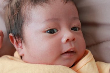 Yeni doğmuş bebek yatakta uyuyor, küçük bebek.