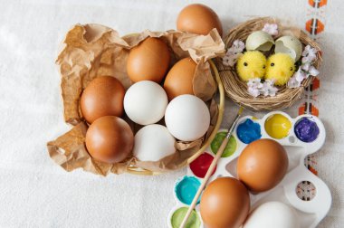 Zarif siyah deri ayakkabıların bağcıklarını bağlayan bir adamın ellerinin yakın çekimi. Elinde gümüş bir kol saati ve alyans var. Bu çekim, bir düğün, bir iş etkinliği ya da ofiste resmi bir gün için sabah hazırlıklarını yakalar..