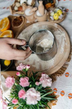 Beyaz ve kahverengi tavuk yumurtalarının karton bir kutuda pamuk iplik torbasına konduğu neşeli bir Paskalya..