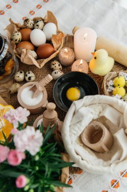Beyaz ve kahverengi tavuk yumurtalarının karton bir kutuda pamuk iplik torbasına konduğu neşeli bir Paskalya..