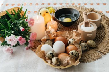 Beyaz ve kahverengi tavuk yumurtalarının karton bir kutuda pamuk iplik torbasına konduğu neşeli bir Paskalya..