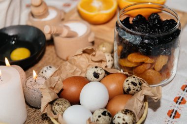 Beyaz ve kahverengi tavuk yumurtalarının karton bir kutuda pamuk iplik torbasına konduğu neşeli bir Paskalya..