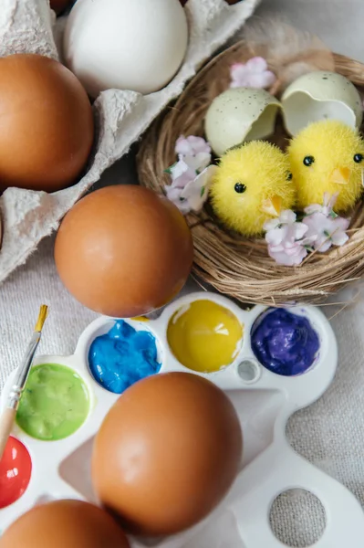 Zarif siyah deri ayakkabıların bağcıklarını bağlayan bir adamın ellerinin yakın çekimi. Elinde gümüş bir kol saati ve alyans var. Bu çekim, bir düğün, bir iş etkinliği ya da ofiste resmi bir gün için sabah hazırlıklarını yakalar..