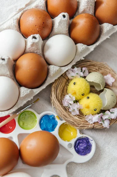 Zarif siyah deri ayakkabıların bağcıklarını bağlayan bir adamın ellerinin yakın çekimi. Elinde gümüş bir kol saati ve alyans var. Bu çekim, bir düğün, bir iş etkinliği ya da ofiste resmi bir gün için sabah hazırlıklarını yakalar..