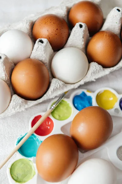 Zarif siyah deri ayakkabıların bağcıklarını bağlayan bir adamın ellerinin yakın çekimi. Elinde gümüş bir kol saati ve alyans var. Bu çekim, bir düğün, bir iş etkinliği ya da ofiste resmi bir gün için sabah hazırlıklarını yakalar..