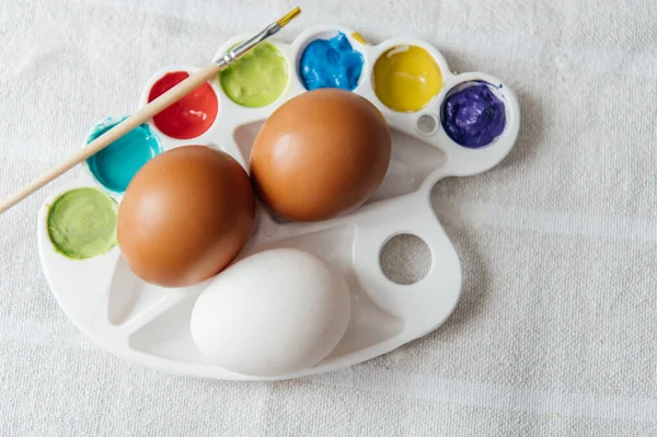 Zarif siyah deri ayakkabıların bağcıklarını bağlayan bir adamın ellerinin yakın çekimi. Elinde gümüş bir kol saati ve alyans var. Bu çekim, bir düğün, bir iş etkinliği ya da ofiste resmi bir gün için sabah hazırlıklarını yakalar..