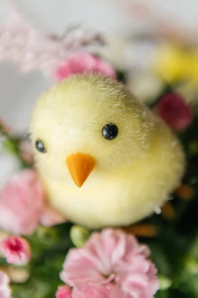 Yumurta kabuklu küçük bir yuvada iki sevimli oyuncak yavrunun yer aldığı neşeli Paskalya 'da hayat devam ediyor. Sahne benekli bıldırcın yumurtaları ve beyaz işlemeli masa örtüsü üzerinde taze pembe karanfil çiçekleriyle çevrilidir. Sıcak, aydınlık ve sıcak bir tatil.