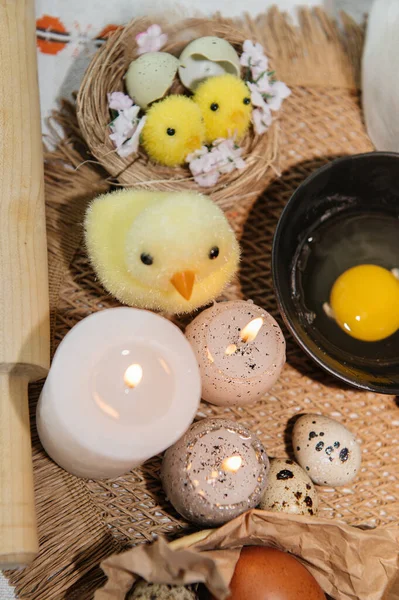 Beyaz ve kahverengi tavuk yumurtalarının karton bir kutuda pamuk iplik torbasına konduğu neşeli bir Paskalya..