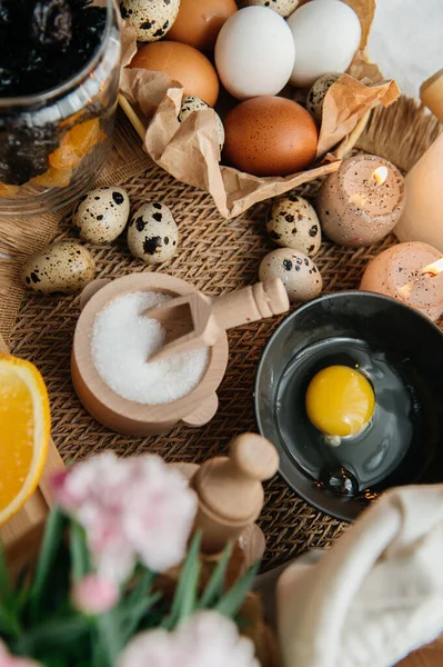 Beyaz ve kahverengi tavuk yumurtalarının karton bir kutuda pamuk iplik torbasına konduğu neşeli bir Paskalya..
