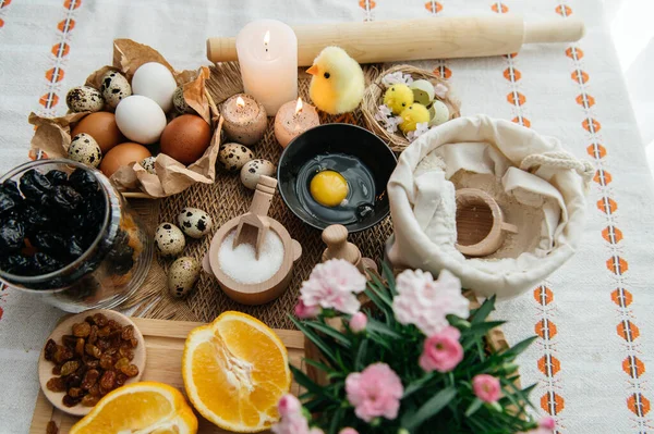 Beyaz ve kahverengi tavuk yumurtalarının karton bir kutuda pamuk iplik torbasına konduğu neşeli bir Paskalya..
