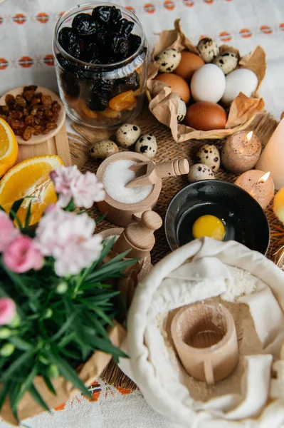 Beyaz ve kahverengi tavuk yumurtalarının karton bir kutuda pamuk iplik torbasına konduğu neşeli bir Paskalya..