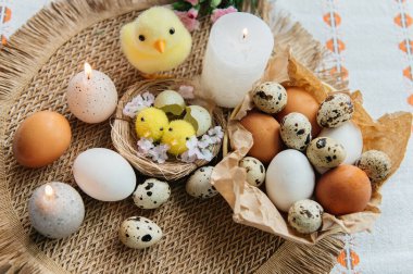 Yüksek açılı, kahverengi ve beyaz tavuk yumurtalarının yeniden kullanılabilir bir ağ iplik torbasına konulmuş karton bir kutuya konulmuş hali..