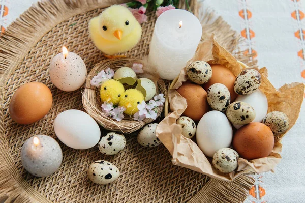 Yüksek açılı, kahverengi ve beyaz tavuk yumurtalarının yeniden kullanılabilir bir ağ iplik torbasına konulmuş karton bir kutuya konulmuş hali..