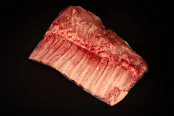 Biftek, pirzola ve domuz pirzolası da dahil olmak üzere birinci kalite çiğ et kesimleri. Tazelik ve uzun raf ömrü için profesyonelce vakumlanmış. Görüntüler sığır etinin zengin mermerini ve koyu kırmızı rengini gösteriyor..