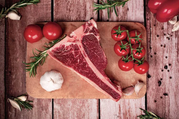 Biftek, pirzola ve domuz pirzolası da dahil olmak üzere birinci kalite çiğ et kesimleri. Tazelik ve uzun raf ömrü için profesyonelce vakumlanmış. Görüntüler sığır etinin zengin mermerini ve koyu kırmızı rengini gösteriyor..