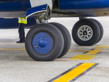 uçak iniş takımları