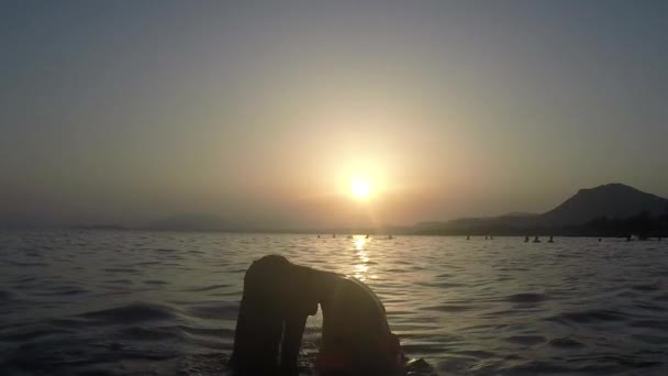 Fille sous l'eau éclaboussant avec ses cheveux longs au ralenti — Video